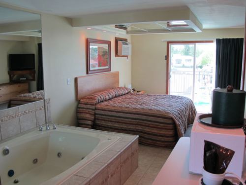 Whirlpool Suite King Bed Balcony Wisconsin Dells Lodging Mt Olympus Packages And Vacation Specials At Black Hawk Motel Suites In Wisconsin Dells Wi