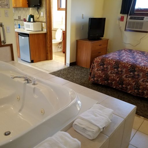 Whirlpool Suite King Bed – Kitchen – Unit #66 – Wisconsin Dells Lodging ...